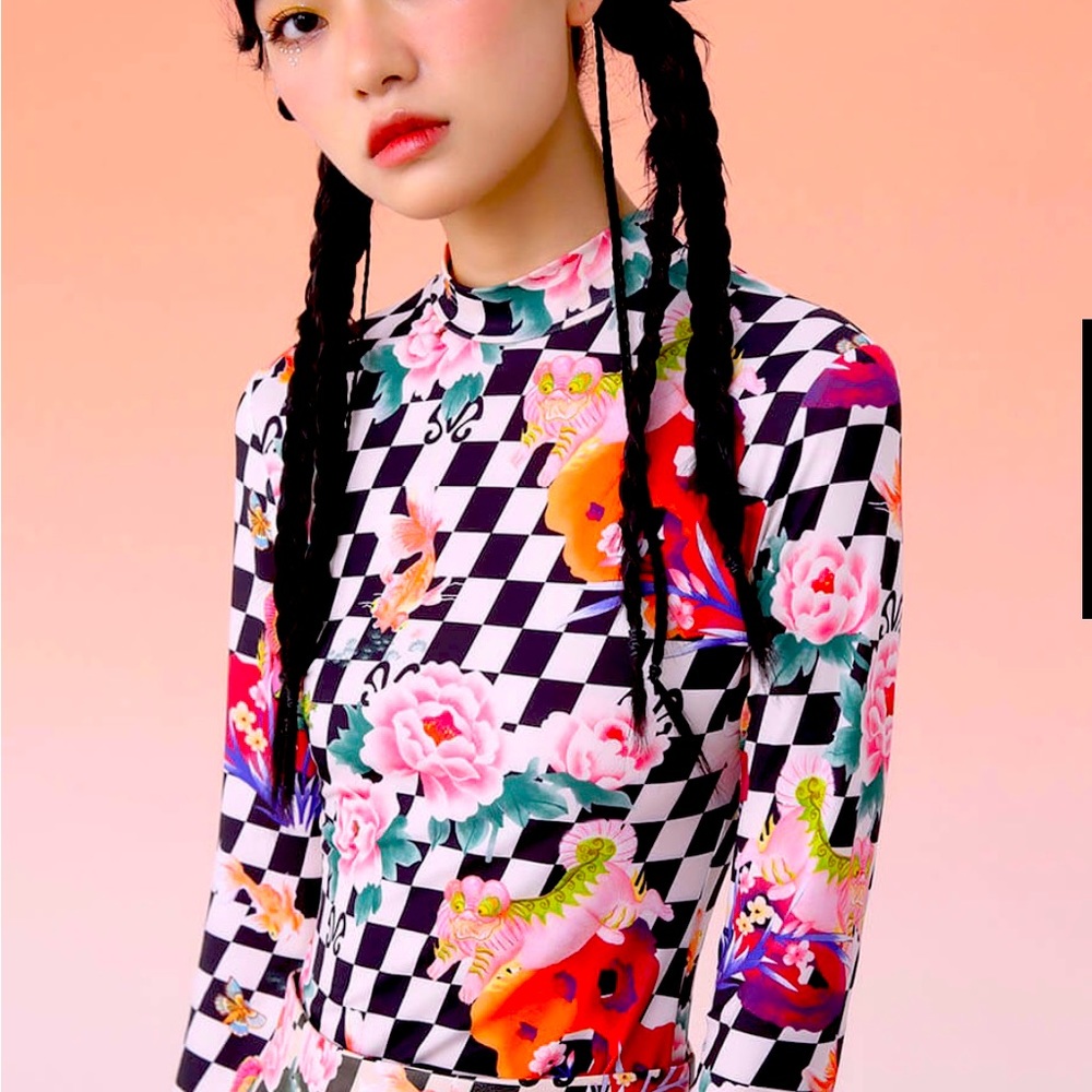 Mukzin layering top.